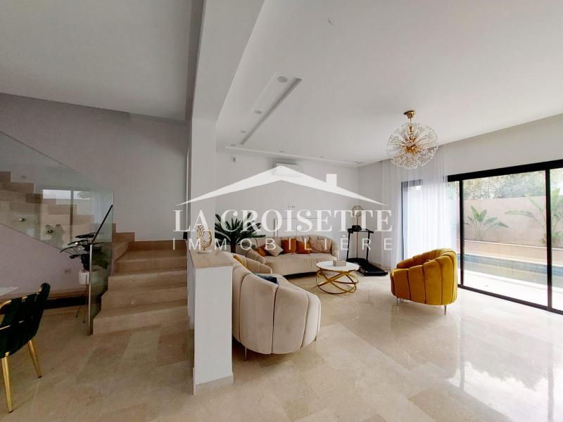 Triplex S+4 avec jardin et piscine à Gammarth